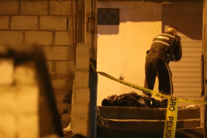 El fallecido quedó tendido cerca de un graderío. Un agente de Criminalística levantó indicios balísticos.