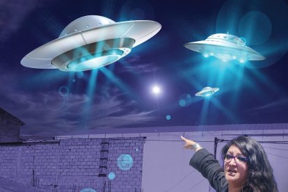 La mujer observa los fenómenos en el cielo desde la terraza de su casa.