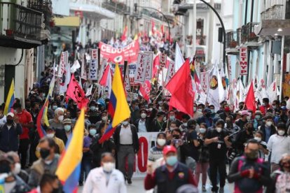 Manifestantes participan en una jornada de protestas contra las reformas adelantadas por el Gobierno del presidente Guillermo Lasso.