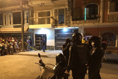 La Policía acudió al sitio del crimen que vive una gran conmoción por lo sucedido.