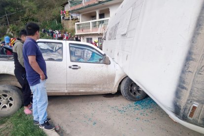 Así quedaron el bus y los autos a los que chocó.