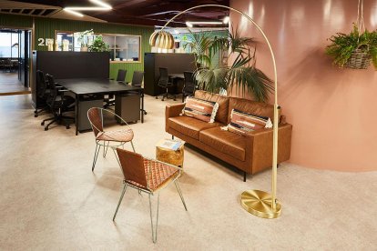 Los espacios para trabajo colaborativo o coworking están de moda en el mundo y ahora los promotores inmobiliarios los están llevando a los edificios residenciales.