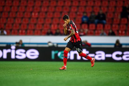 Piero Hincapié debutó con el Bayer Leverkusen, en la victoria que su equipo alcanzó ante el Ferencváros, en la Europa League.