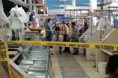 Agentes de la Dirección de Muertes Violentas (Dinased) realizaron indagaciones en el mercado.