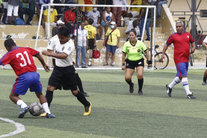 Juliana Cedeño siempre está al pie de la jugada, en el torneo Máster de la Liga del Guasmo.
