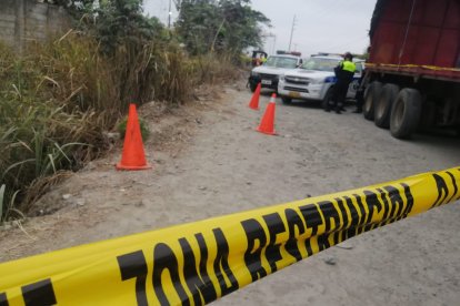 La víctima fue hallada por un allegado. Descubrió el cadáver entre la maleza.