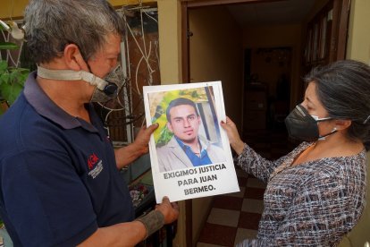 Familiares de Juan Bermeo sostienen una fotografía del occiso.