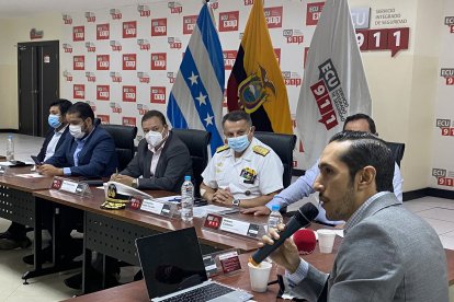 Munir Massuh, representante de Barcelona (izq) explicando los detalles a los miembros del COE Nacional.