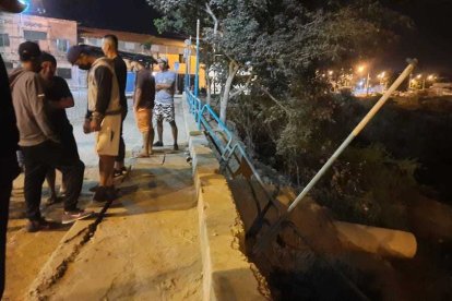 La arena húmeda de la playas habría amortiguado caída.