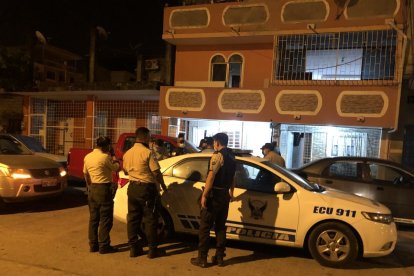 La policía recuperó dos indicios balísticos en la vivienda donde se registró el atentado.