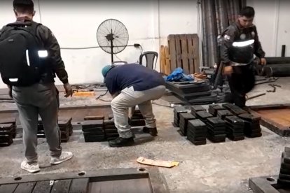 El hallazgo se efectuó en una bodega. En el interior de este lugar se había acondicionado una caleta para el almacenamiento ilegal.