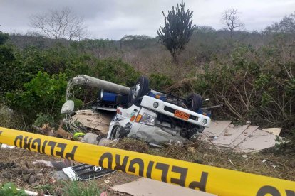 En Montecristi, un poste de alumbrado público quedó torcido y el camión volcado.