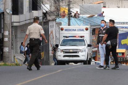 Los parientes de Quiñónez, asesinado en un chongo, fueron hasta la morgue.