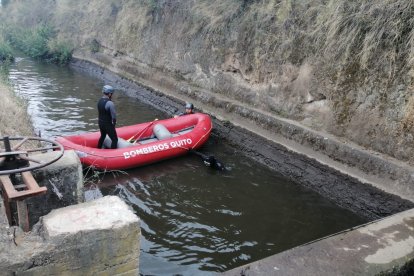 Los miembros del Cuerpo de Bomberos fueron al sitio para hacer la extracción del cuerpo.