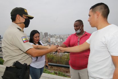 “Queremos un Guayaquil sin delincuencia”, dijeron Viviana, Pedro y Alexis al subcomandante de la Zona de 8, coronel José Salas. 16/09/2021 Agencia (ag-extra)