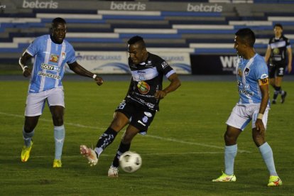 9 de Octbure (celeste) y Macará igualaron 1-1 en un duelo polémico.