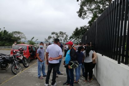 Familiares de los fallecidos llegaron hasta la morgue. La moto quedó destrozada.