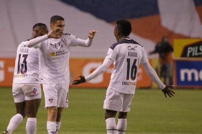 El cuadro universitario y el Bombillo ofrecen un buen cotejo en el estadio Casa Blanca.