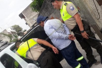 No es la primera vez que las autoridades detienen y procesan a falsos empleados de la empresa eléctrica que buscan extorsionar a la ciudadanía.