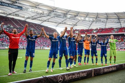 Piero Hincapié (33) celebra junto a sus compañeros en el Bayer Leverkusen.