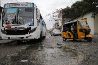 La fuga constante de agua y el paso de vehículos hace que la calle esté deteriorada.