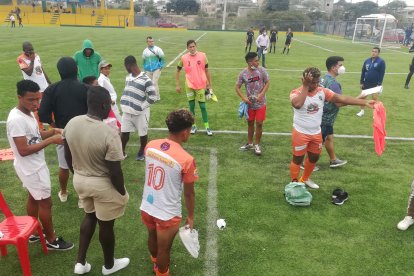 Llanto y tristeza por la eliminación en los integrantes del Deportivo Santa Elena - Sumpa.