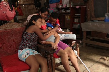 Paquita es padre y madre de Angie, Diana e Israel, quienes se aferran al amor y cuidado de su abuelita.