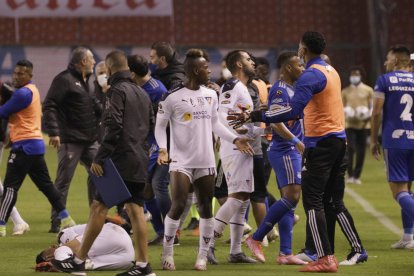 Jordy Alcívar (i) fue uno de los afectados en la pelea entre albos y eléctricos al finalizar el encuentro en el estadio Rodrigo Paz