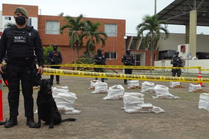 La Policía mostró la droga capturada.
