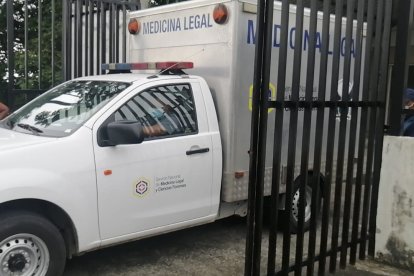 Criminalística llegó al sitio del crimen y levantó el cadáver.