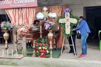 Familiares y activistas de los derechos de la mujer durante el velorio de Evelyn Armijos.