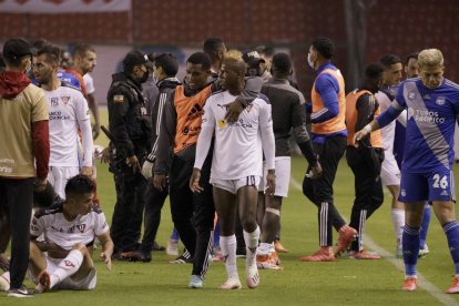 Los jugadores de Liga de Quito y Emelec tuvieron una pelea al finalizar el encuentro en el estadio Rodrigo Paz.