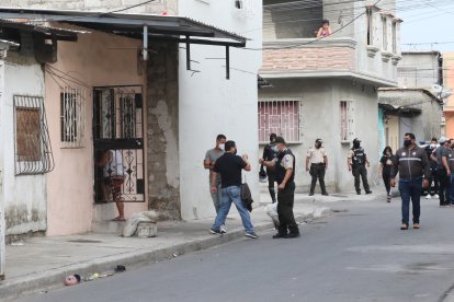 El crimen ocurrió en el Guasmo central. La víctima resultó con dos impactos de bala.