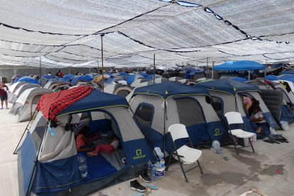 Vista general de las carpas para migrantes al interior de un albergue, el 21 de septiembre de 2021, en la ciudad de Reynosa, estado de Tamaulipas (México). Centenares de migrantes saturan estos días dos albergues y un campamento improvisado en Reynosa, en la frontera norte de México, en una situación recrudecida por el arribo de miles de haitianos y el restablecimiento del programa "Permanecer en México", que dificulta el cruce a Estados Unidos. EFE/ Martín Juárez Torres