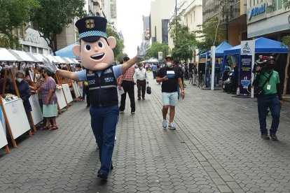 El bulevar luce así en estos momentos: libre de autos y con gente caminando y comprando.