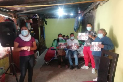 Concarteles con sus fotos, la familia de los migrantes desaparecido pide ayuda para encontrarlos.