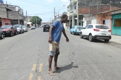 Rubén Moreno muestra el sitio en el quedó tirado el perjudicado.