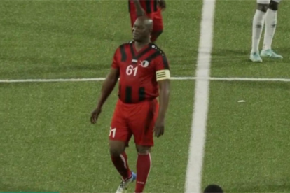 Ronnie Brunswij jugó como capitán del Inter Moengotapoe, club del que es dueño, contra el Olimpia de Honduras, que los goleó 6-0.