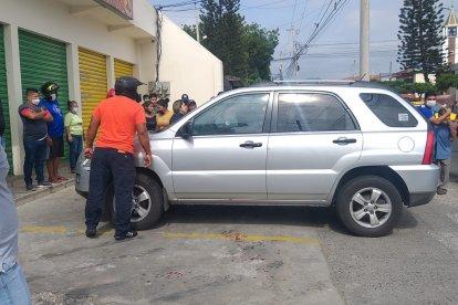 Conmoción causó el tiroteo a dos hombres, uno de los cuales quedó muerto dentro de este auto.