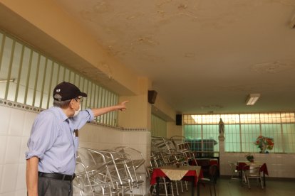 Las filtraciones de agua han invadido hasta el comedor del hospicio.