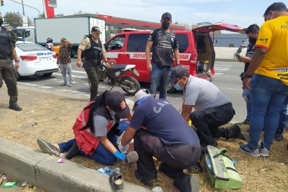 Personal paraméddico da los rimeros auxlios a la víctima del atentado