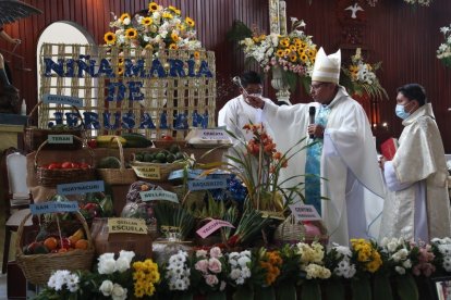 Monseñor Giovanny Pazmiño presidió el acto religioso en honor a la patrona de San Miguelito.