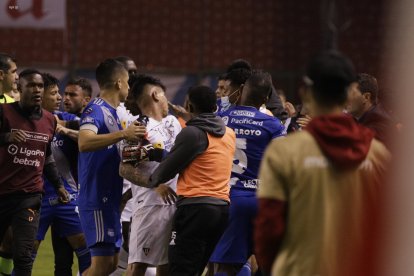 Los enfrentamientos entre los jugadores de Liga de Quito y Emelec fueron sancionados por la comisión de disciplina de la LigaPro.