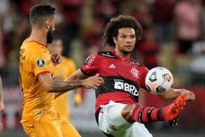 Willian Souza Arao de Flamengo disputa un balón con Gonzalo Mastriani de Barcelona en las semifinales de la Copa Libertadores.
