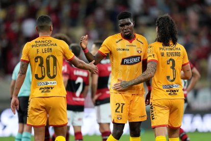 Fernando Léon, Michael Carcelén y Williams Riveros al final del partido en el Maracaná.