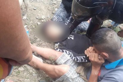 El joven, con el cabello de colores, se dedicaba al oficio de peluquería.