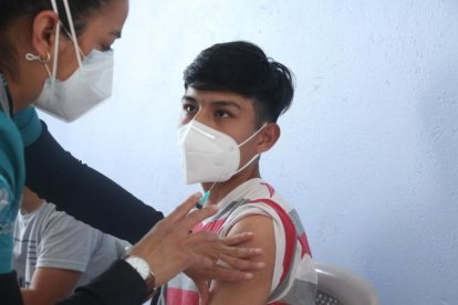 Niños y adolescentes ya son vacunados en el país. En octubre le tocará a los 'peques' de 5 años.