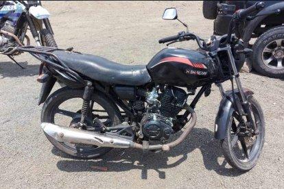 Esta moto y otras evidencias presuntamente hallaron los investigadores dentro de la vivienda.