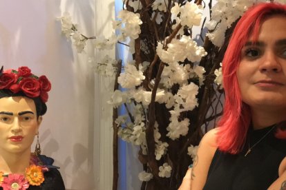 La joven junto a la imagen de Frida Kahlo, quien en su inspiración.