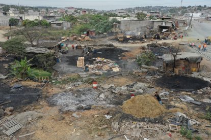 Unos 26 carboneros y sus ayudantes suelen trabajar en este sector de Guayaquil.